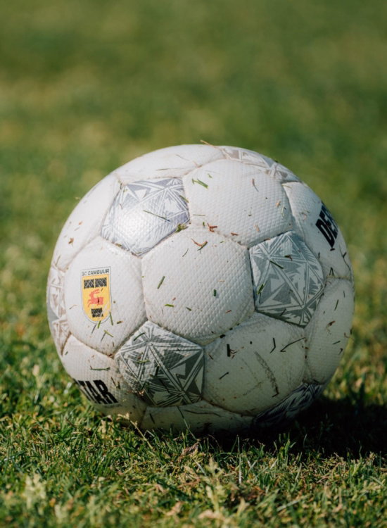 Voetbal op het gras van het Kooi Stadion