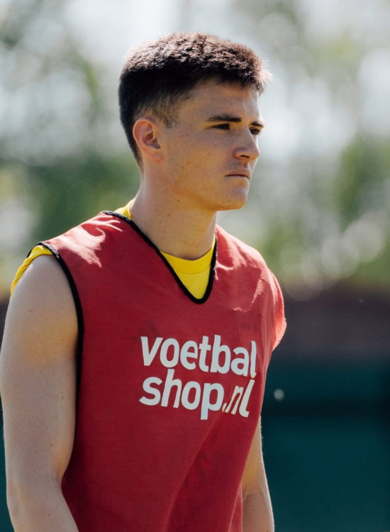Jeugdspeler in rood trainingshesje