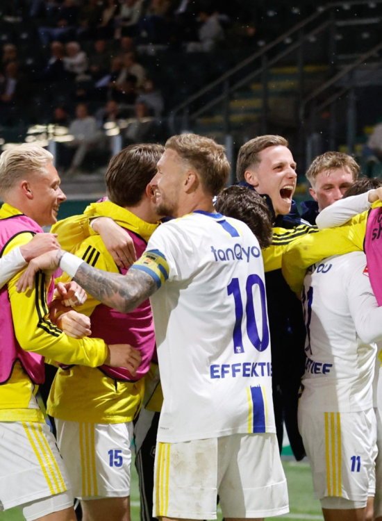 Spelers vieren met wisselspelers