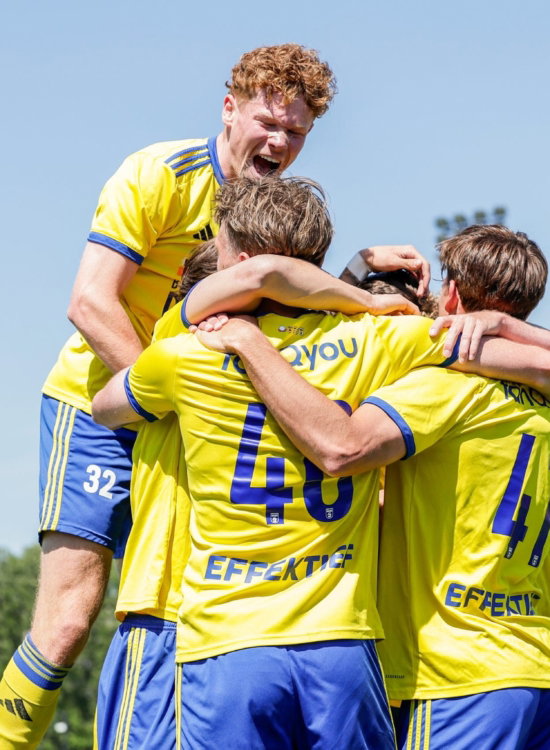 Spelers springen juichend op elkaar