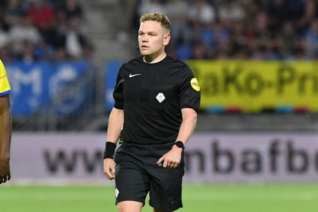 Alex Bos fluit FC Dordrecht – SC Cambuur