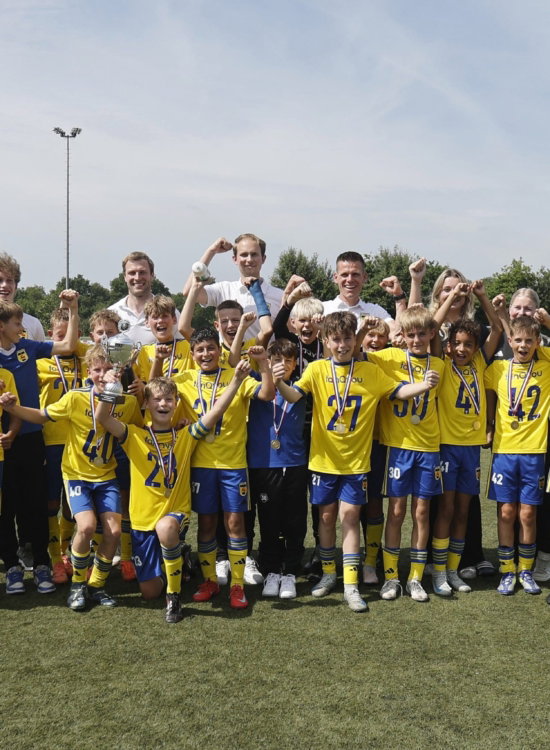 Groepsfoto jeugdteams op het sportpark