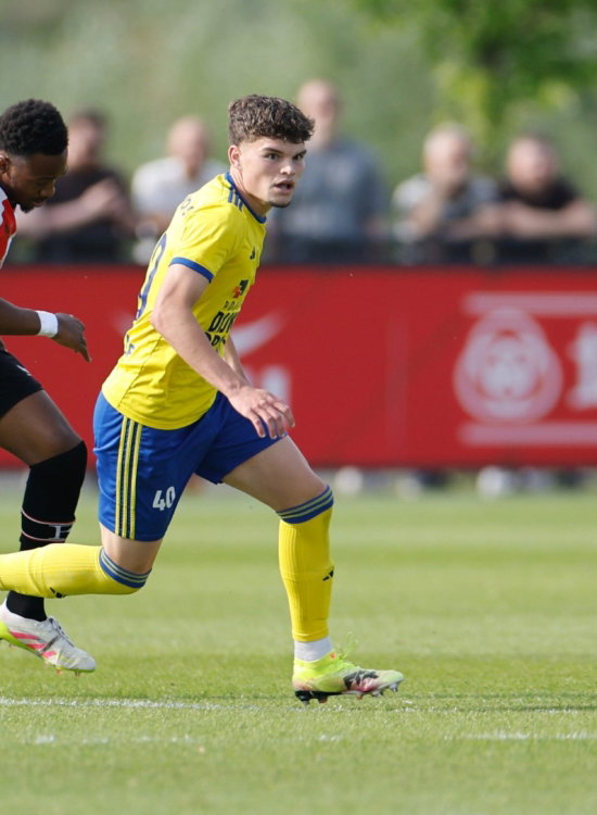 Jeugdspelers in actie tijdens wedstrijd