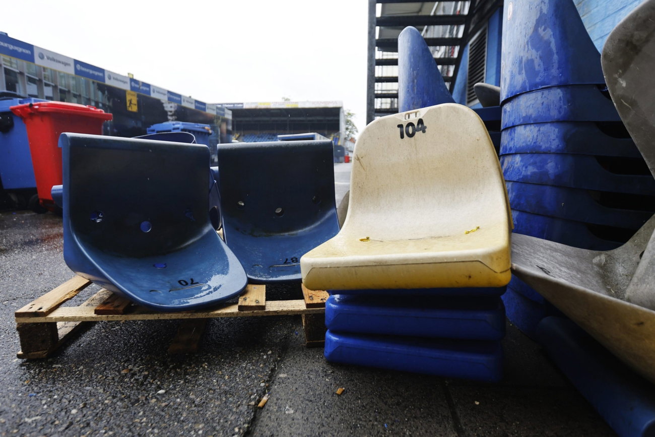 Einde van een tijdperk; stoeltjes in het oude stadion massaal opgehaald