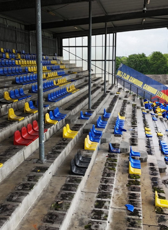 Lege tribune van het oude stadion