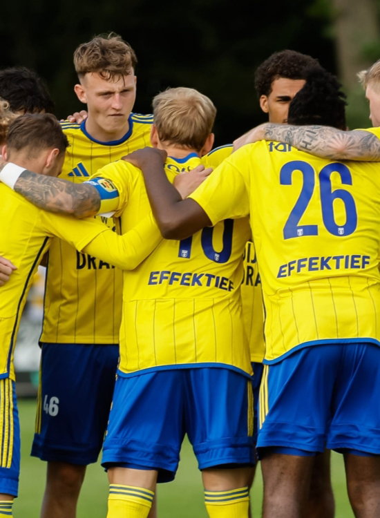 Spelers in een kring voor de wedstrijd