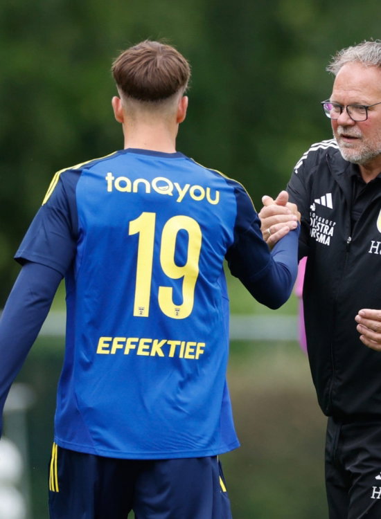 Jeugdtrainer geeft aanwijzingen aan speler