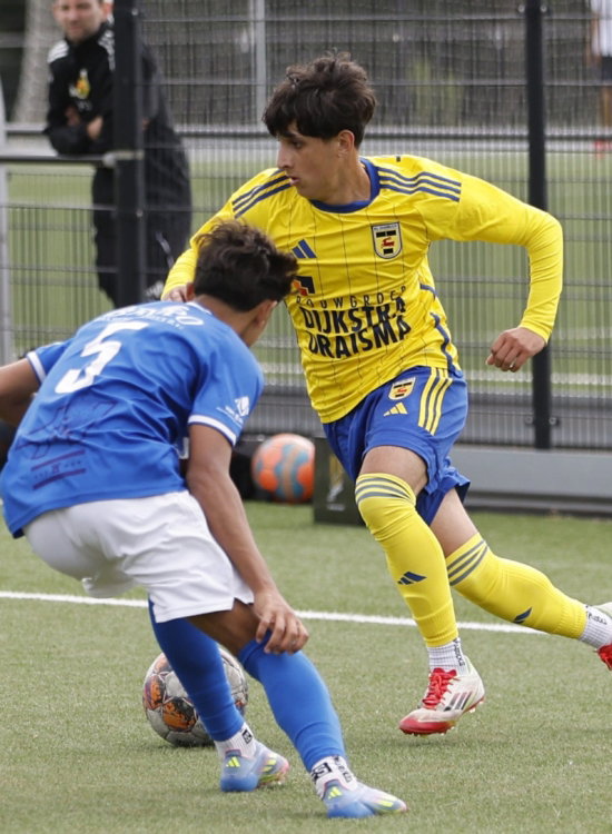 Jeugdspelers in duel om de bal