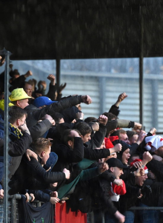 Supporters juichen in het uitvak