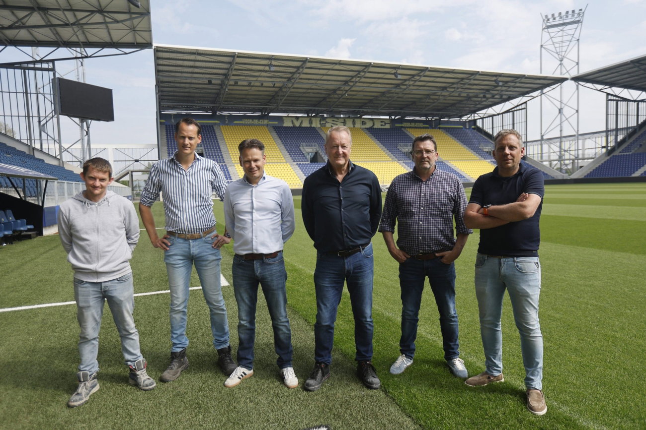 Van Wijnen draagt sleutel Kooi Stadion over aan SC Cambuur