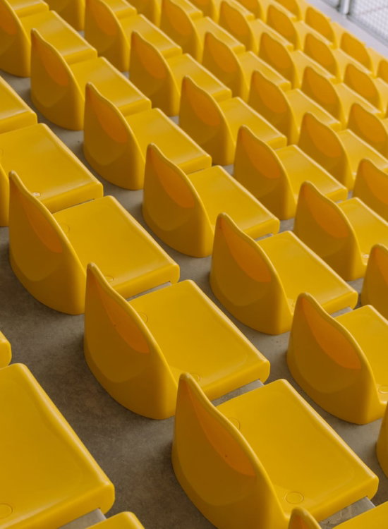 Rij gele stadionstoelen