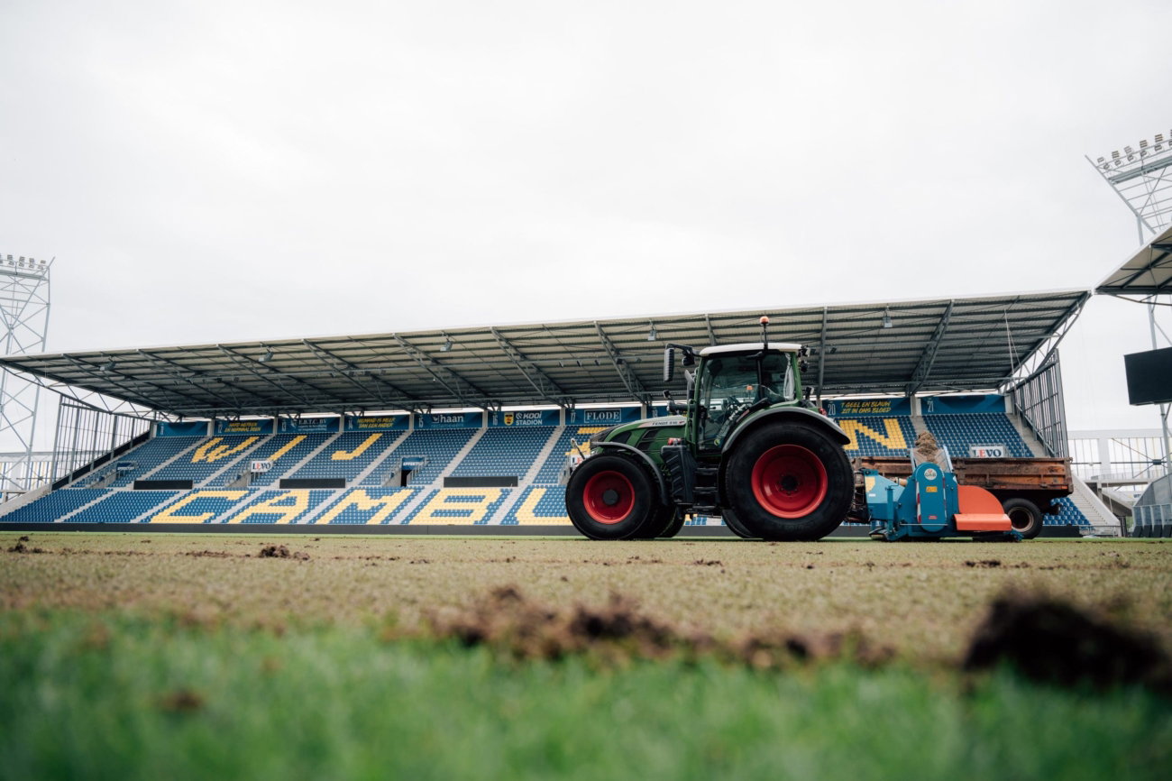 Jaarlijkse zomerrenovatie grasmat Kooi Stadion begonnen