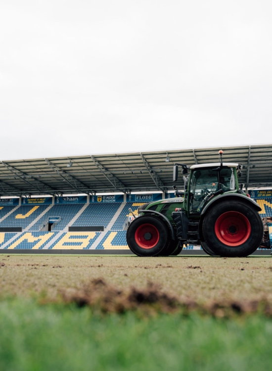 Tractor bewerkt het veld in het stadion