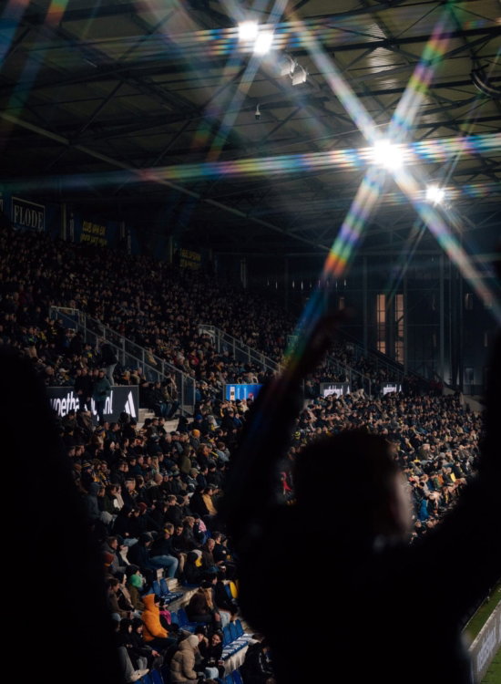 Supporter juicht in tegenlicht