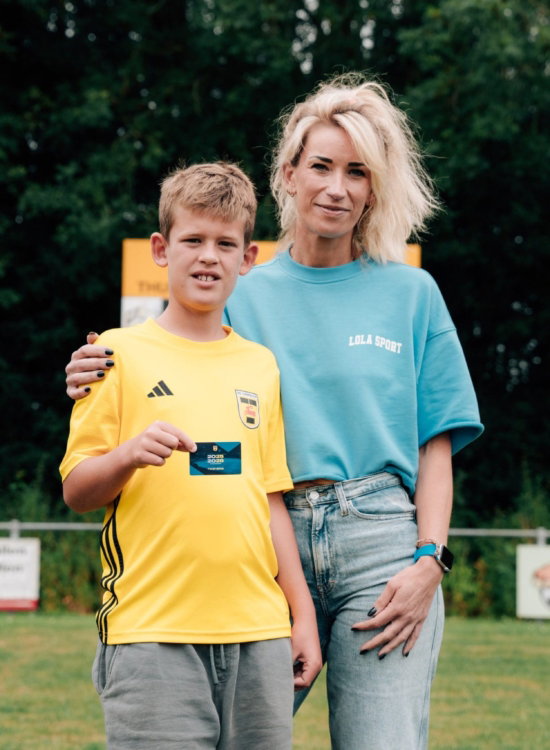 Moeder en zoon in Cambuur-shirt