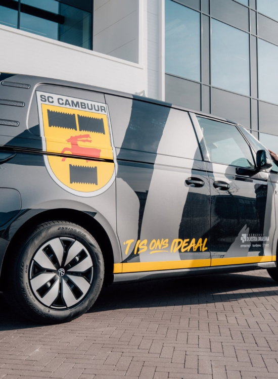 Cambuur-bus van Volkswagen bij het stadion