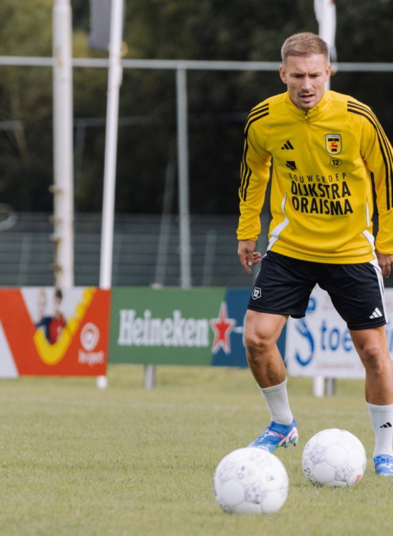 Jeugdspeler in geel shirt op de training