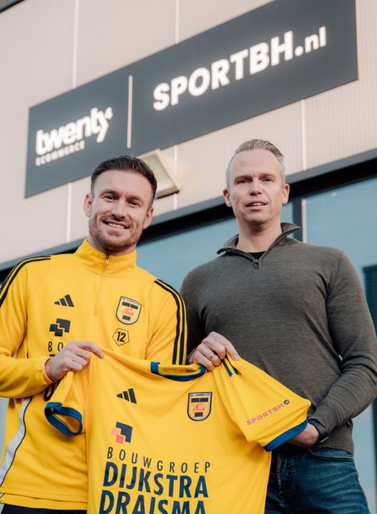 Speler en partner met gesigneerd shirt bij Sportbh.nl