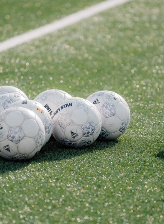 Voetballen op het veld bij de lijn