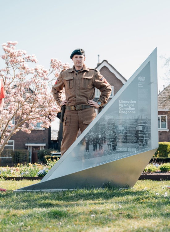 Twee spelers bij een monument