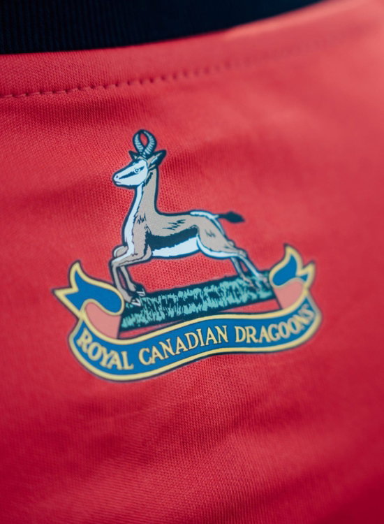 Embleem Royal Canadian Dragoons op rood shirt