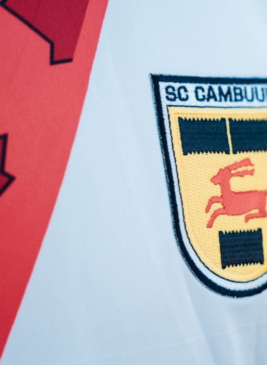 Clublogo SC Cambuur op rood-wit shirt met esdoornblad