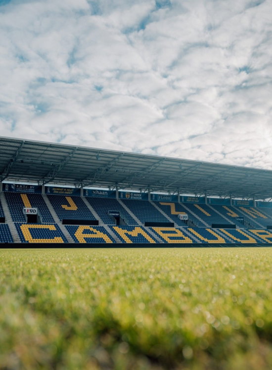 Grasmat en tribune met Cambuur-letters