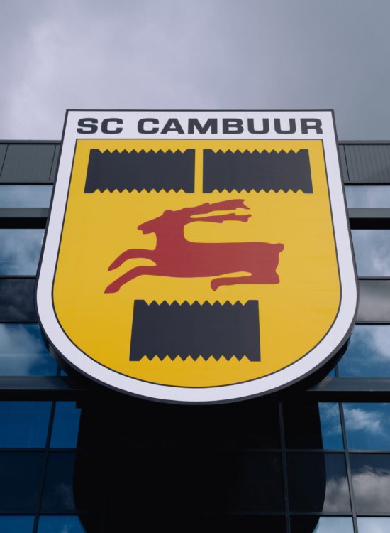 Clublogo SC Cambuur aan de gevel