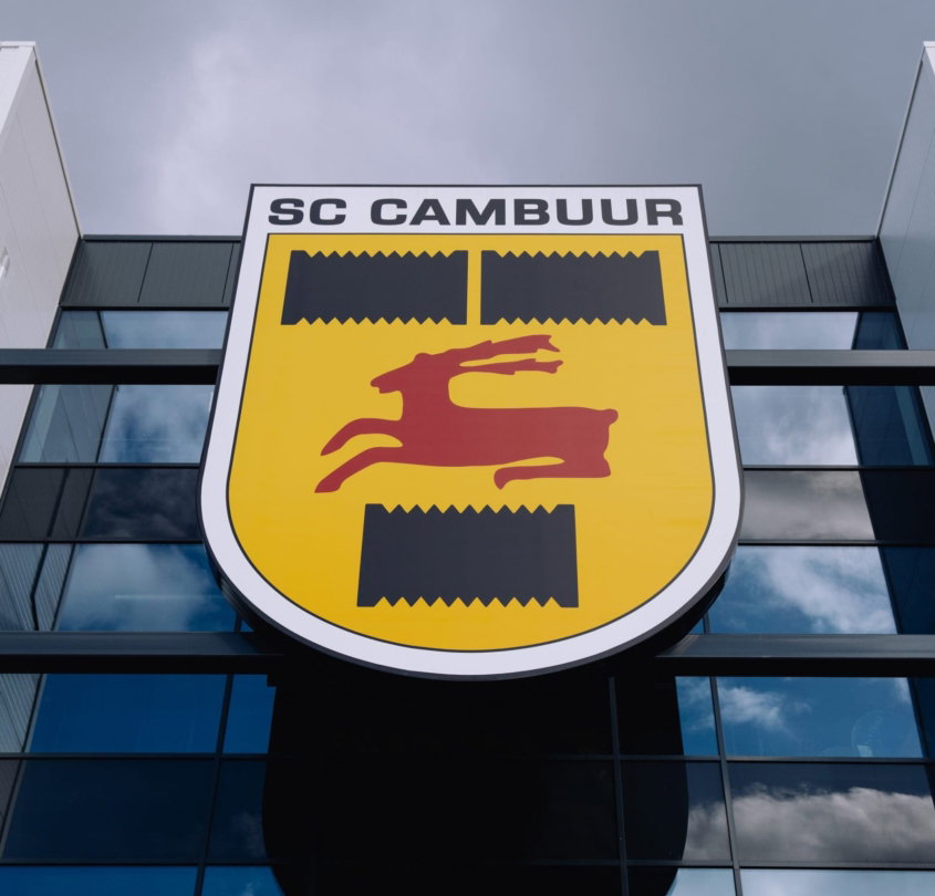 Clublogo SC Cambuur aan de gevel