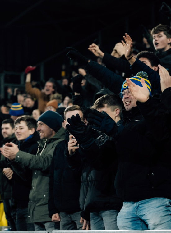 Supporters klappen op de tribune