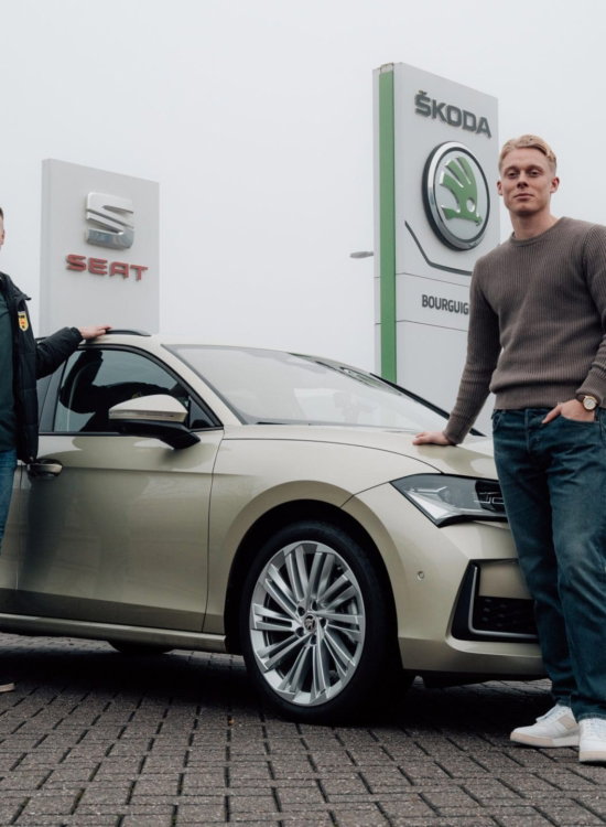 Partners bij een nieuwe auto bij de dealer