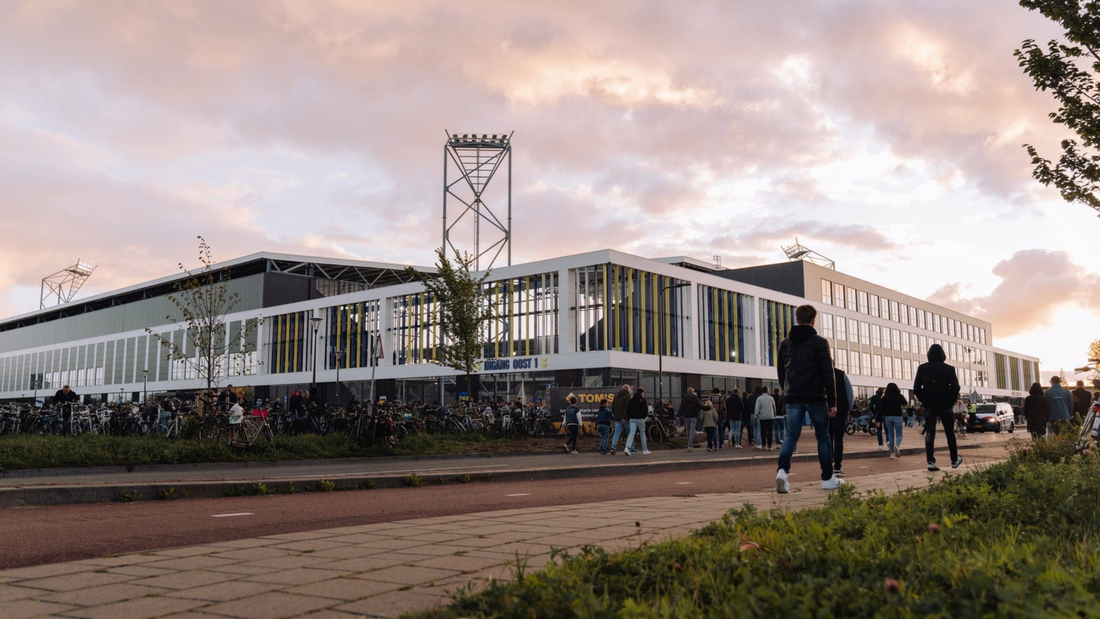 Buitenkant van het Kooi Stadion bij avondrood