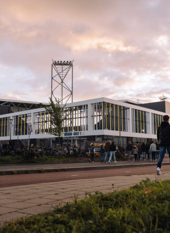 Buitenkant van het Kooi Stadion bij avondrood