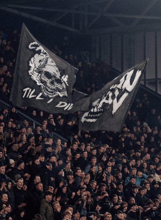 Zwarte vlaggen op de tribune
