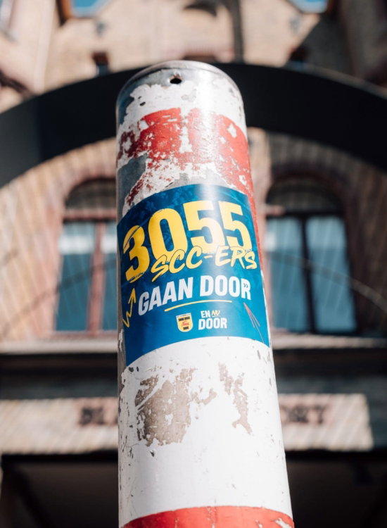 Sticker 3055 SCC'ers gaan door op een paaltje