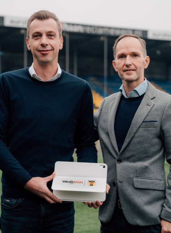 Partners met cadeau op het veld