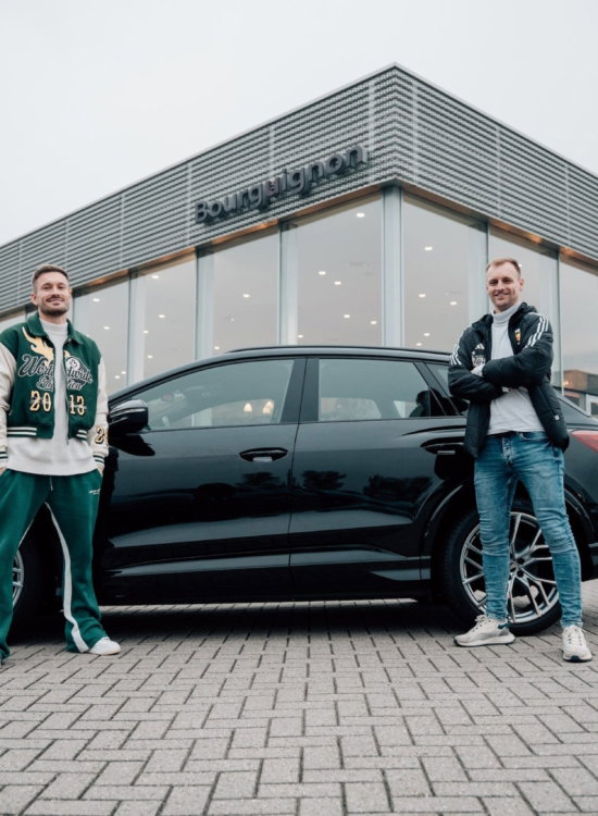Partners bij een nieuwe auto voor de showroom