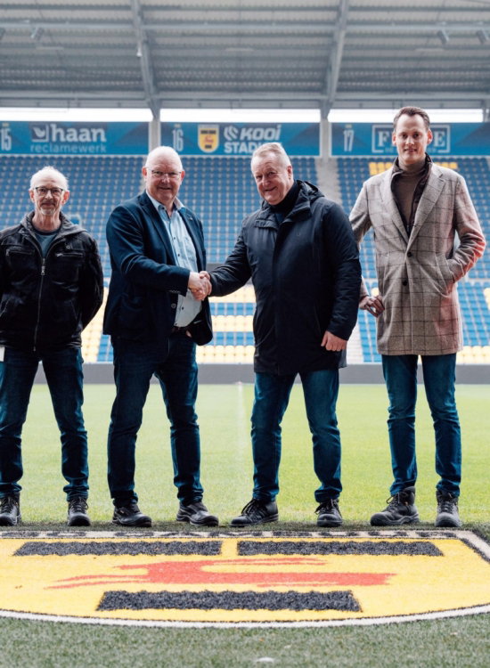Partners met cheque op het middenveld