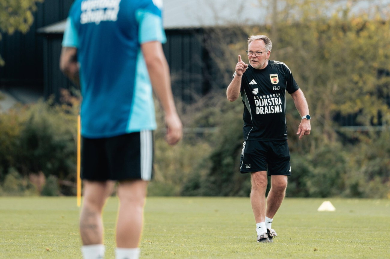 Henk de Jong: “Er komt steeds meer schwung in het elftal”