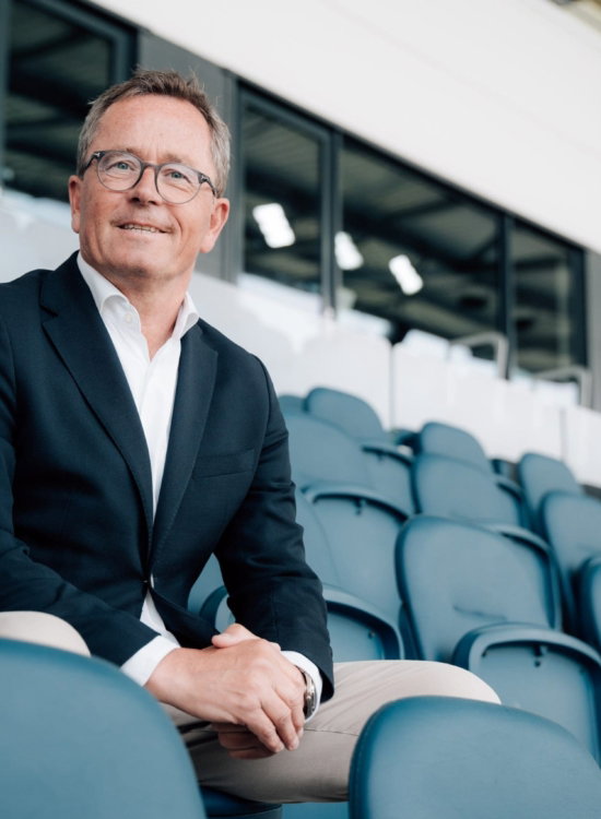 Directeur zit op de tribune