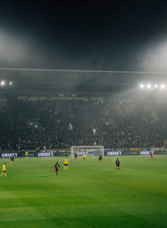Avondwedstrijd in de mist onder het licht