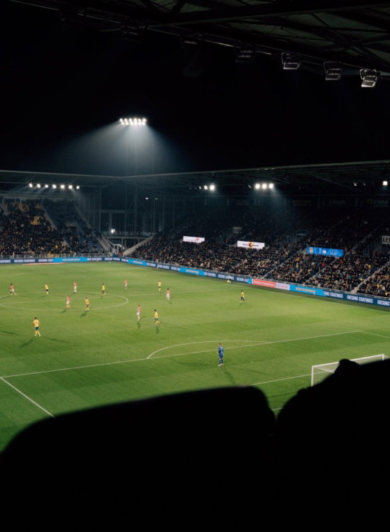 Wedstrijd onder het licht in het Kooi Stadion