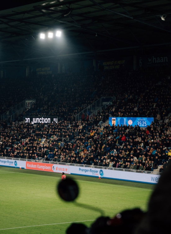 Tribune bij een avondwedstrijd