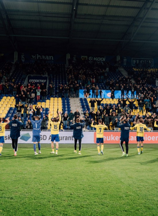 Spelers bedanken het publiek na de wedstrijd