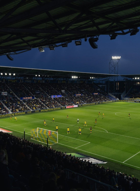 Kooi Stadion onder het licht bij schemer