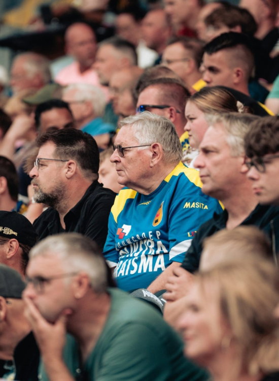 Supporters volgen gespannen de wedstrijd