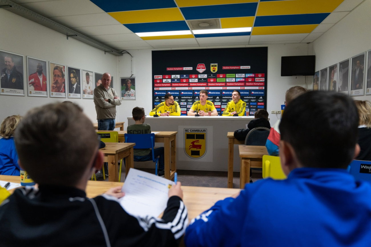 KidsClub-leden vragen spelers het hemd van het lijf