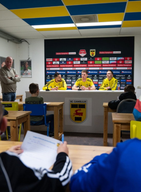 Kinderen bij een persconferentie in de perszaal
