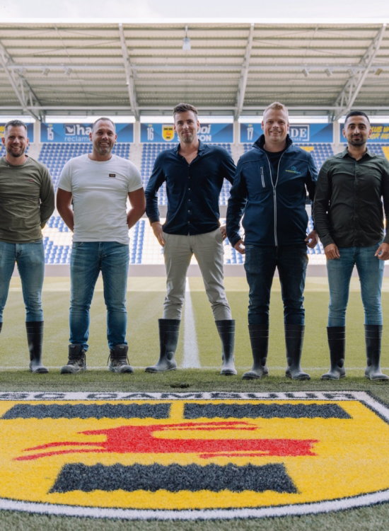 Partners op het middenveld bij het clublogo