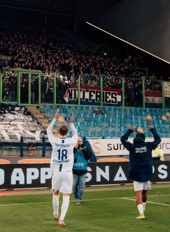 Spelers juichen voor de tribune